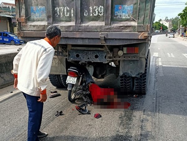 Clip: Thanh niên lao thẳng xe máy vào đuôi ô tô tải với tốc độ cao