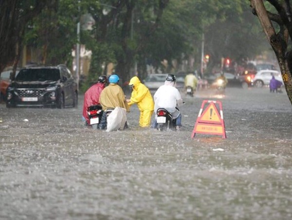 Nhiều tuyến đường Hà Nội ngập úng sau trận mưa to giờ tan tầm