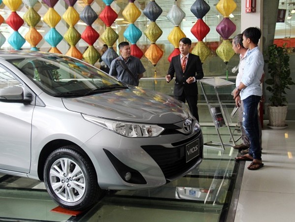 Ô tô lại giảm giá để kích cầu tiêu dùng