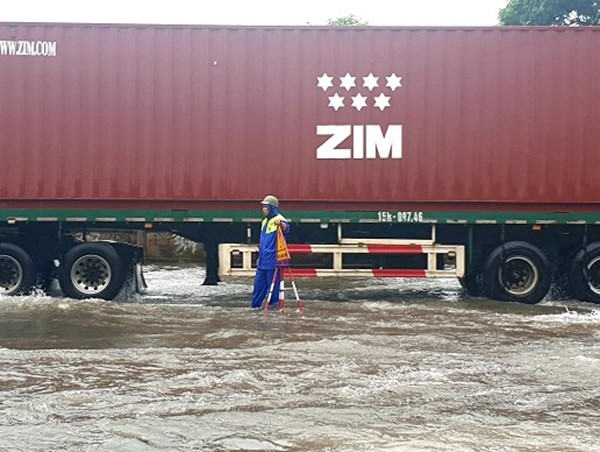 Nhiều tuyến phố ở Hải Phòng ngập sâu sau trận mưa lớn