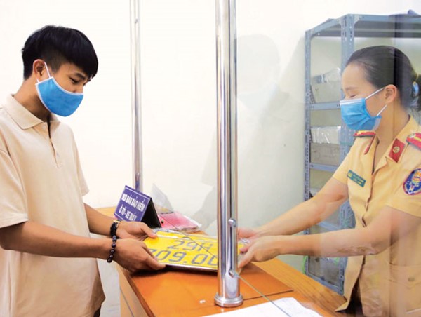 Xe kinh doanh đổi sang biển số vàng: Nhiều chủ xe vẫn nghe ngóng tình hình