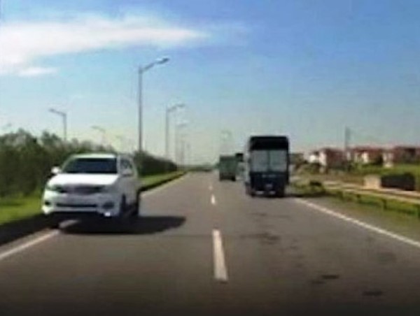 Đi ngược chiều trên cao tốc Hà Nội - Thái Nguyên, tài xế ô tô bị phạt 17 triệu đồng