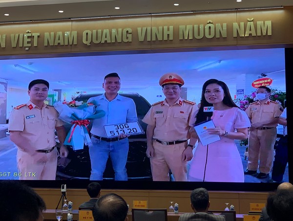 Người đầu tiên nộp lệ phí, đăng ký ô tô qua mạng