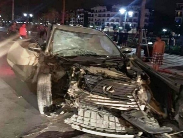 Xe Lexus gây tai nạn liên hoàn khiến 2 người thương vong