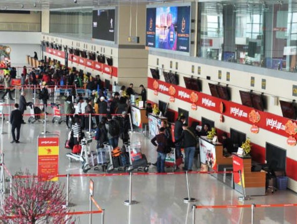 Các hãng bay “đua nhau” bán vé Tết sớm