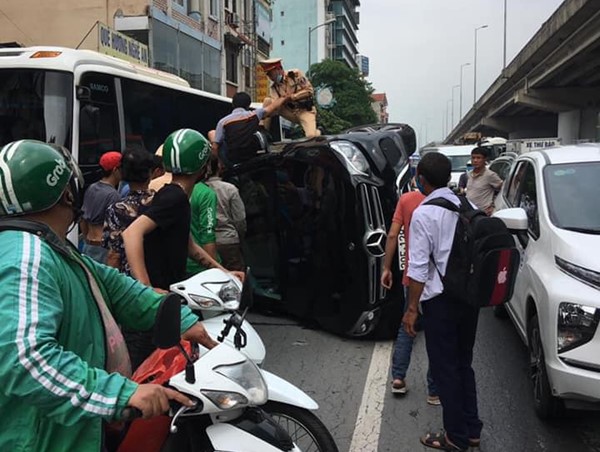 Ô tô Mercedes lật nghiêng trên đường, tài xế ra tín hiệu cấp cứu