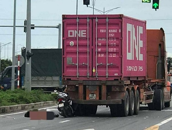 Tai nạn giao thông mới nhất hôm nay 20/8: Người đàn ông tử vong khi đâm vào xe container đang chờ đèn đỏ