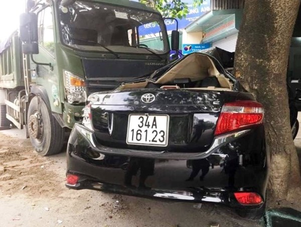 Tin tức tai nạn giao thông mới nhất hôm nay 21/8: Xe tải húc xe con bẹp dúm dính vào gốc cây