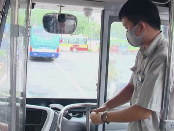 Xe buýt từ chối phục vụ nếu khách không đeo khẩu trang