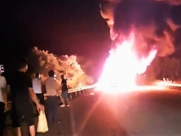 Hà Tĩnh: Xe khách bốc cháy trong đêm, nhiều hành khách hoảng loạn tháo chạy