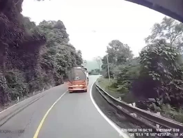 Video: Vượt ẩu gây họa cho xe khác, tài xế bị đánh trên đèo Bảo Lộc