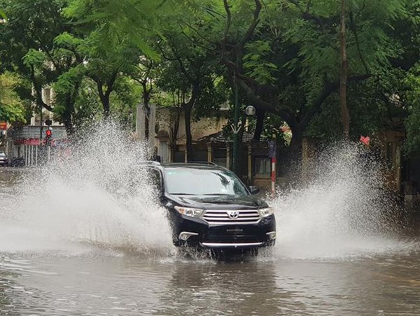 Hà Nội: Nhiều tuyến phố ngập úng sau trận mưa lớn sáng thứ Bảy