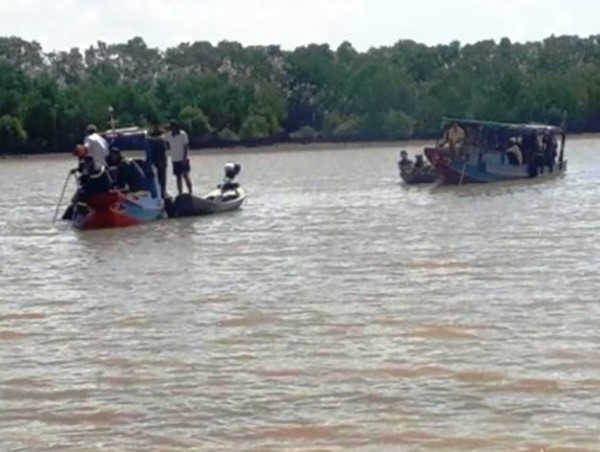 Bến Tre: Lật ghe trên sông Ba Lai, 2 người chết, 2 người mất tích