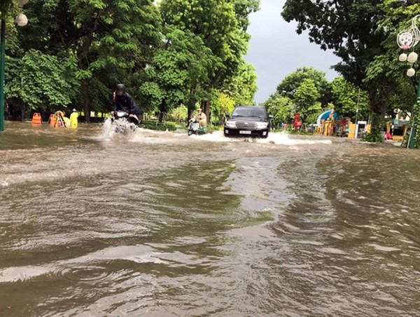 Hà Nội xuất hiện nhiều tuyến đường ngập úng sau trận mưa lớn sáng thứ Bảy