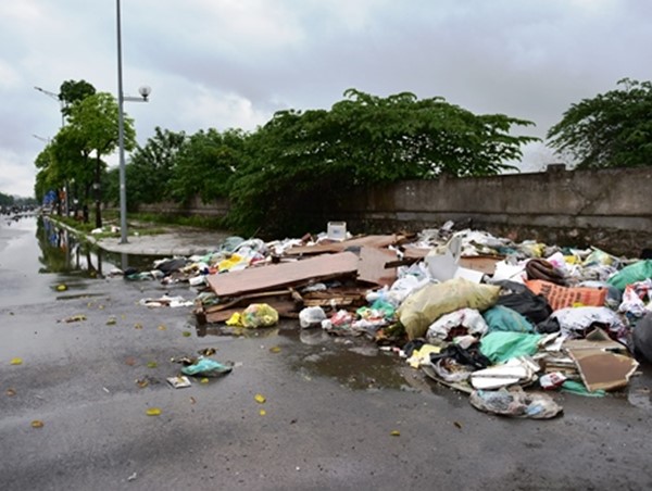 Đại lộ Chu Văn An nhếch nhác vì rác thải