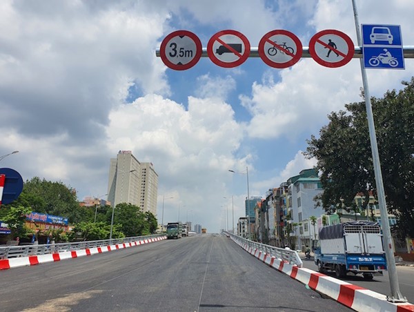 Hoàn thiện cầu vượt nút giao Nguyễn Văn Huyên - Hoàng Quốc Việt