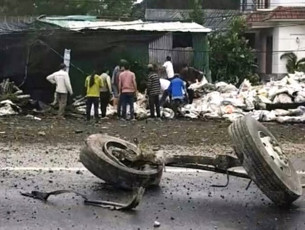 Xe tải mất lái lao lên vỉa hè đâm chết người rồi lật nghiêng