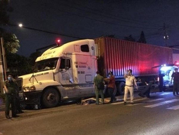 Tai nạn giao thông mới nhất hôm nay 23/8: Bị xe container cuốn vào gầm, vợ chồng tử vong tại chỗ
