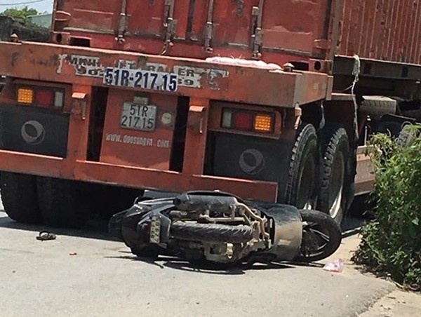 Tránh xe tải, người đàn ông đi xe máy lao thẳng vào gầm container