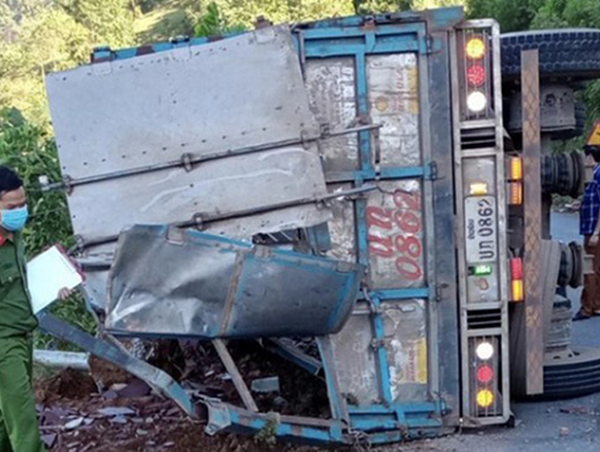 Xe tải lật trong đêm khiến 2 mẹ con tử vong