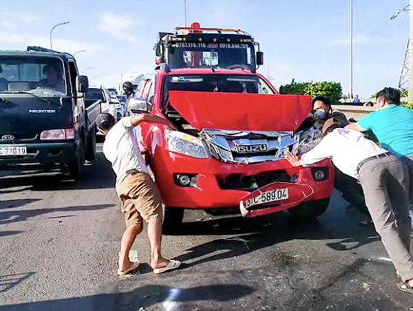 Tai nạn giao thông mới nhất hôm nay 24/8: Xe tải lật khi đổ đèo khiến 2 mẹ con tử vong