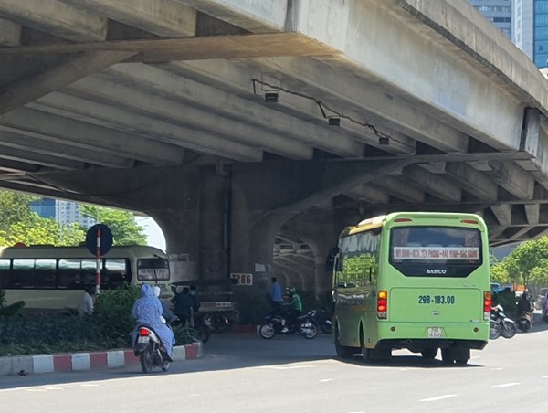 [Điểm nóng giao thông] Biển cấm vô hiệu, xe khách tung hoành
