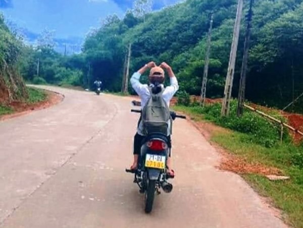 Nghịch dại rồi đăng facebook, nữ sinh lớp 10 bị tạm giữ xe 7 ngày