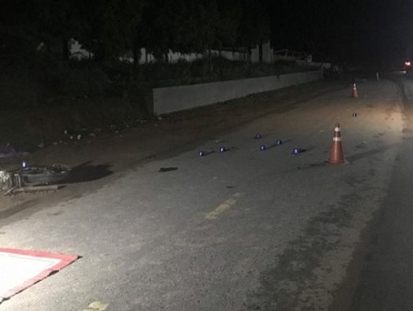 Xe máy va chạm với xe đầu kéo, 1 người tử vong