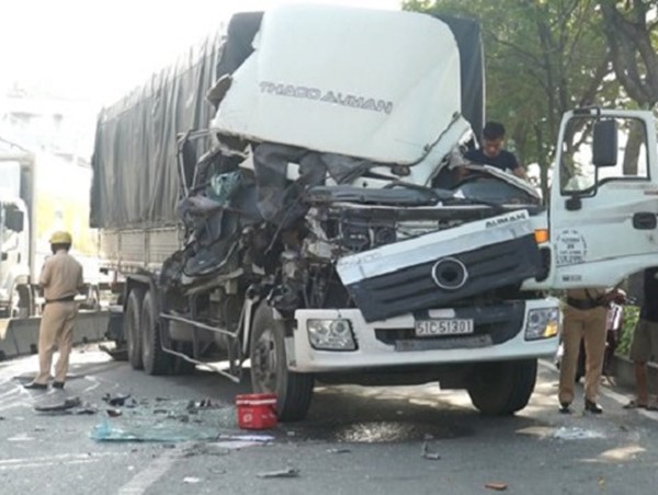 Tai nạn giao thông mới nhất hôm nay 25/8: Nữ cán bộ ngân hàng tử vong dưới gầm xe tải