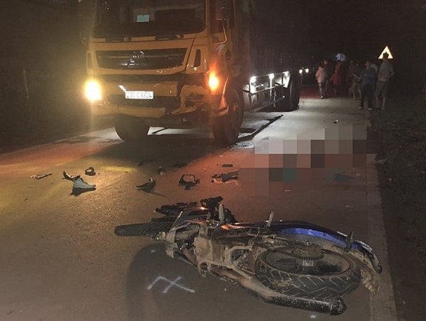 Xe máy tông trực diện xe tải khiến 2 thanh niên tử vong
