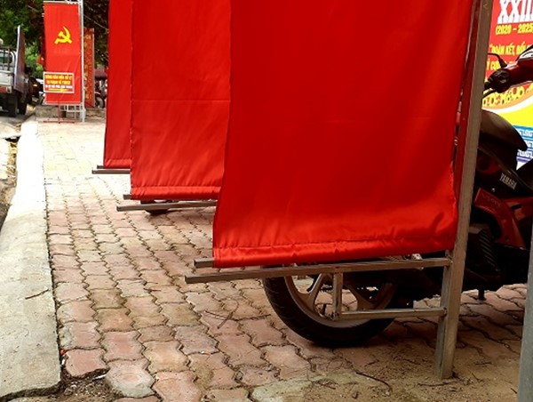 Hải Phòng: Hàng nghìn cột sắt treo băng rôn tiềm ẩn nguy cơ mất an toàn giao thông