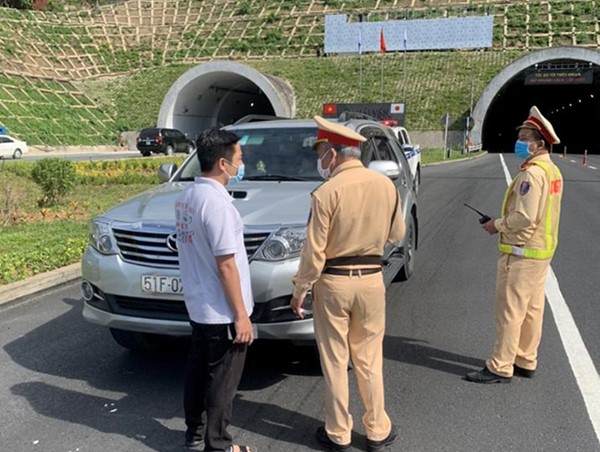 Bắt ô tô chở 6 người từ vùng dịch về quê