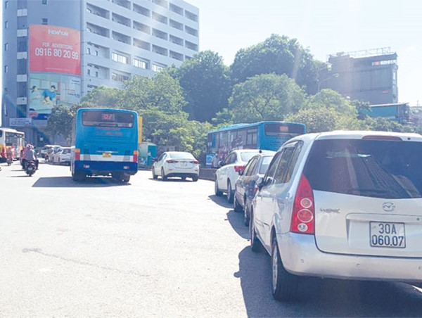 [Điểm nóng giao thông] Lộn xộn tại điểm đỗ xe buýt trạm trung chuyển Cầu Giấy