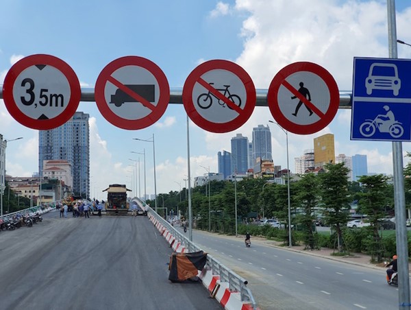 Phân luồng giao thông nút giao cầu vượt Hoàng Quốc Việt - Nguyễn Văn Huyên