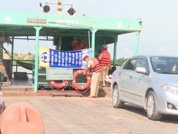 Đảm bảo ATGT khi nước lũ liên tục dâng cao trên sông Hồng