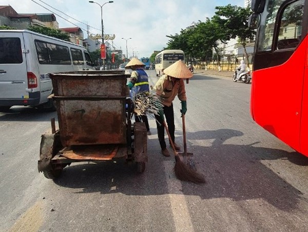 Kịp thời thu dọn lượng lớn vật liệu xây dựng rơi vãi trên đường Giải Phóng