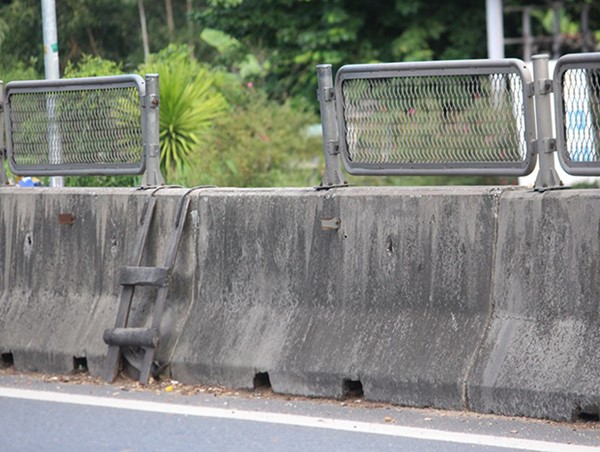 Thừa Thiên Huế: Hàng trăm tấm lưới chống lóa biến mất trên QL1A