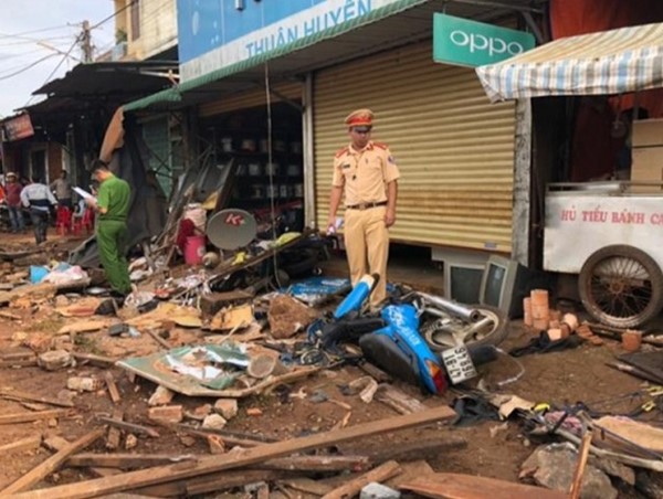 Tai nạn giao thông mới nhất hôm nay 28/8: Tài xế xe bồn bỏ chạy sau va chạm làm xe máy bốc cháy