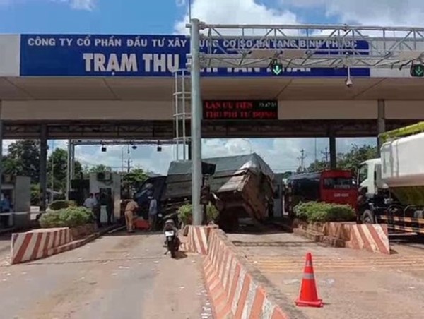 Tai nạn giao thông mới nhất hôm nay 30/8: Xe tải lao vào trạm thu phí, nhiều người may mắn thoát chết