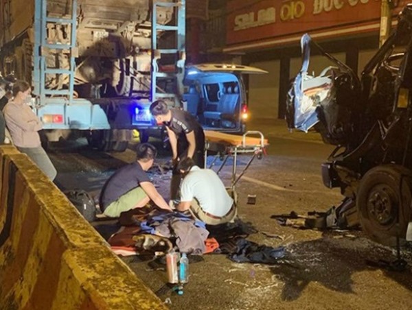 Tông vào ô tô dừng bên đường, tài xế xe tải tử vong trong cabin