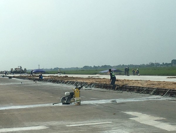 Thi công xong đường băng Nội Bài trước 30/11