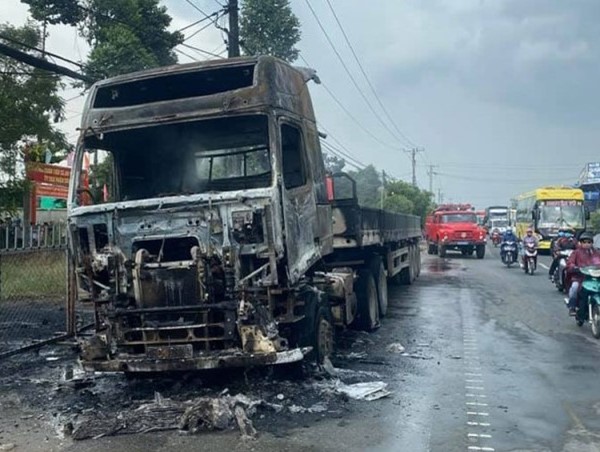 Tai nạn giao thông mới nhất hôm nay 1/9: Tông vào xe tải cùng chiều trên cao tốc, tài xế tử vong