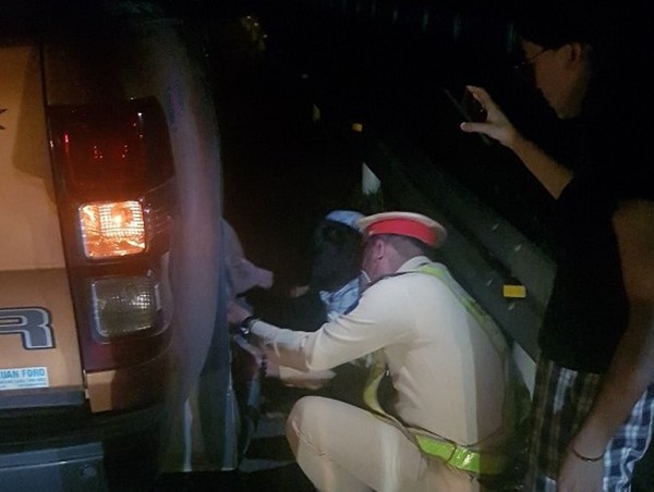 Cảnh sát giao thông hỗ trợ tài xế thay lốp trên cao tốc