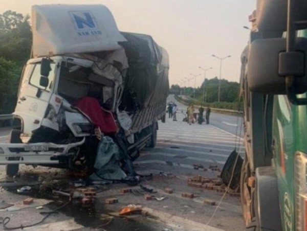Xe tải đâm nhau trên cao tốc Nội Bài - Lào Cai, tài xế tử vong tại chỗ