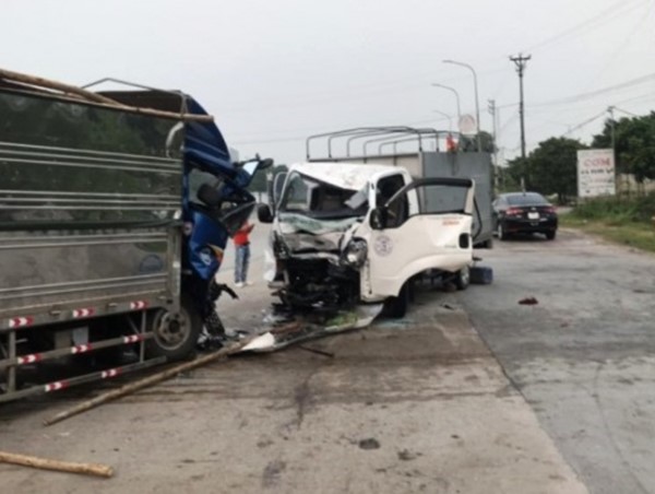 2 xe tải đấu đầu, tài xế may mắn thoát chết trong gang tấc