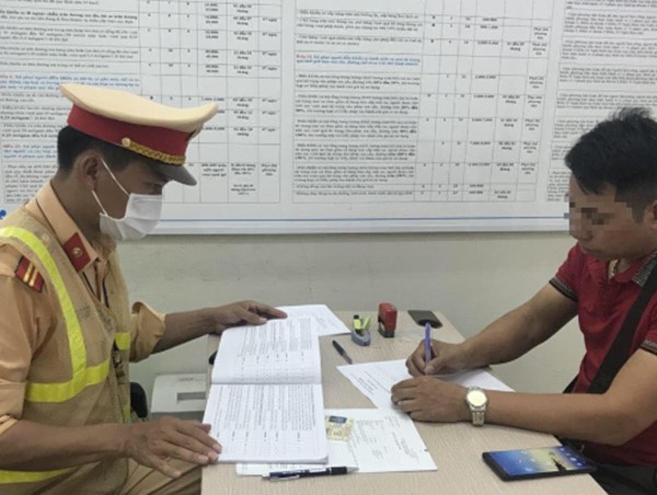 Phạt 7 triệu đồng với tài xế quay đầu xe trên cao tốc