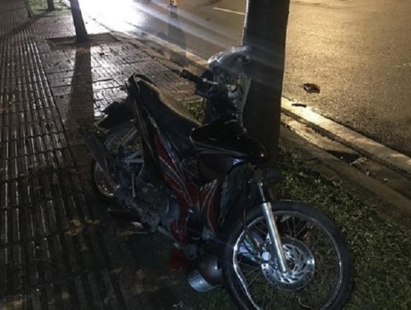 2 thanh niên lao xe máy lên vỉa hè tông vào gốc cây lúc rạng sáng
