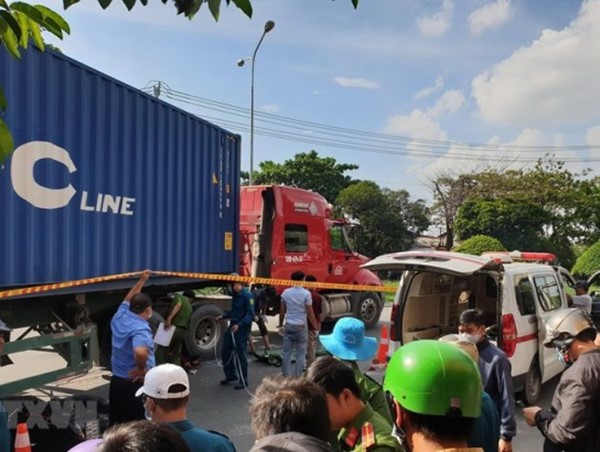 Va chạm với xe container, 2 người phụ nữ tử vong thương tâm