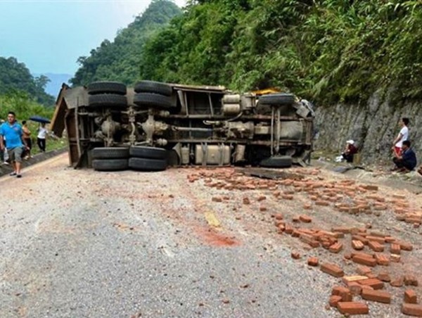 Xe tải chở gạch lật khi đổ đèo, tài xế tử vong tại chỗ