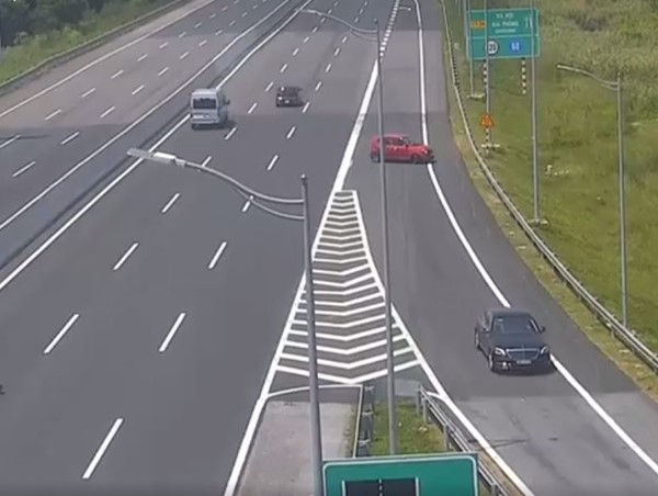 2 ô tô nối đuôi nhau ngược chiều trên cao tốc Hà Nội - Hải Phòng